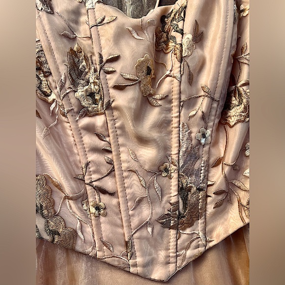 Gorgeous formal dress in excellent conditions - Picture 7 of 12